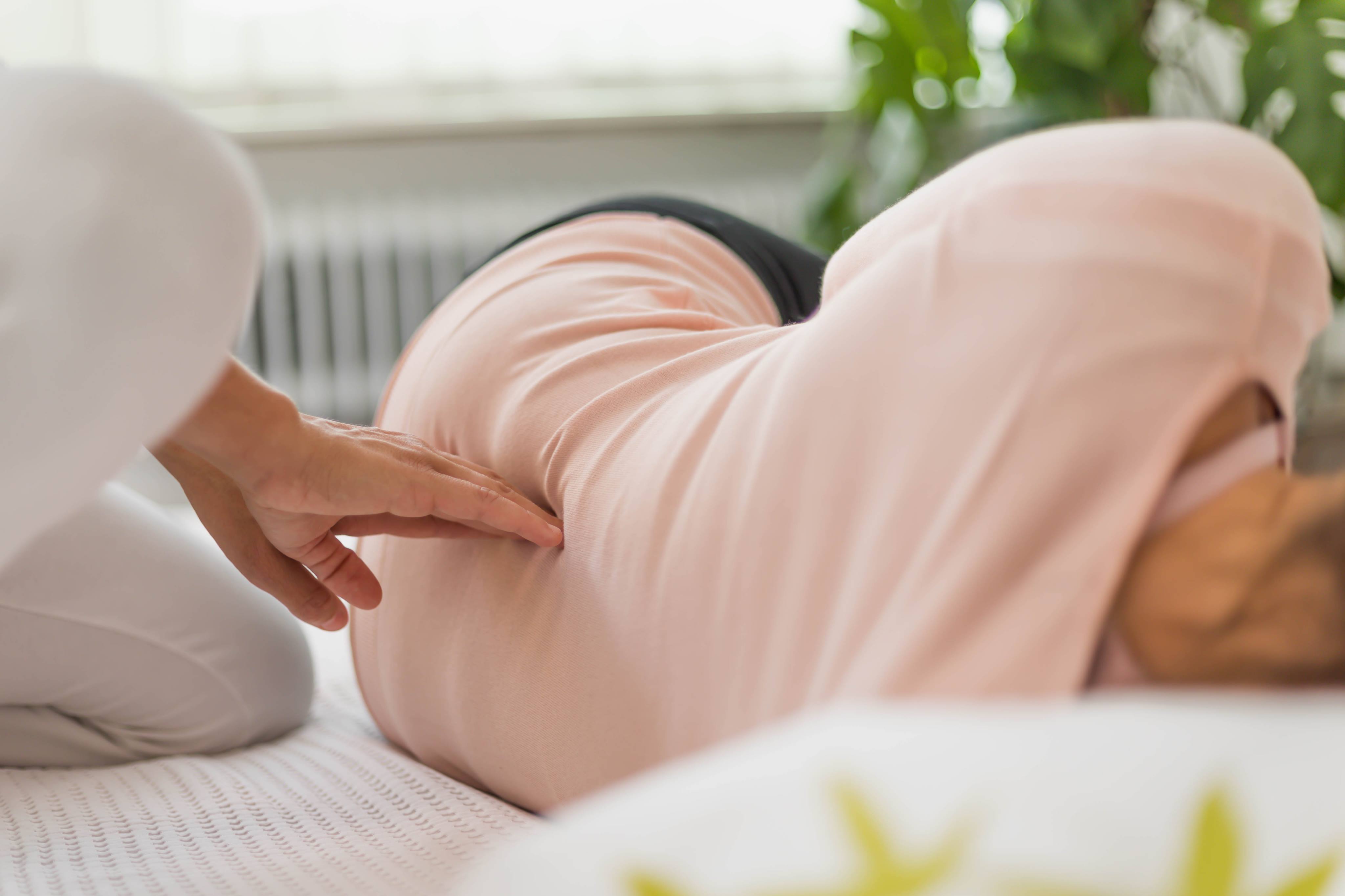 Rückenbehandlung in Seitenlage